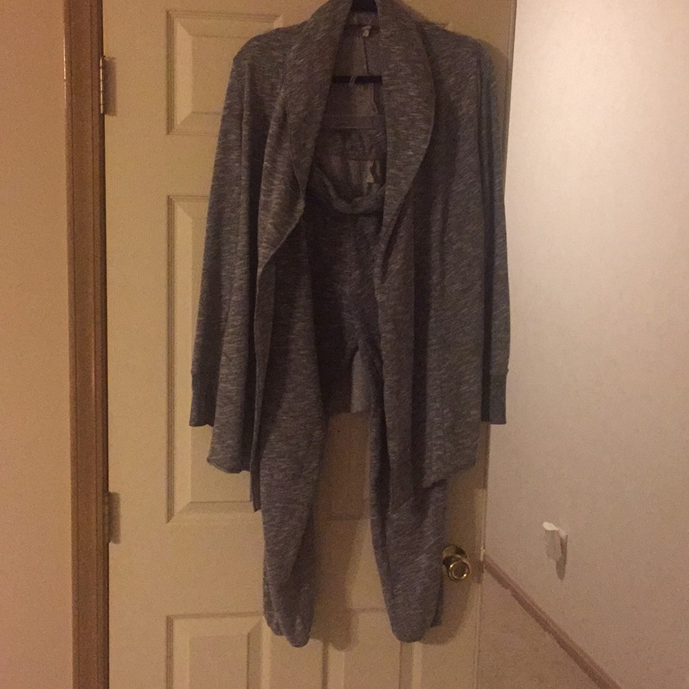 Gray athletic2 piece suit Capri pant with jacket